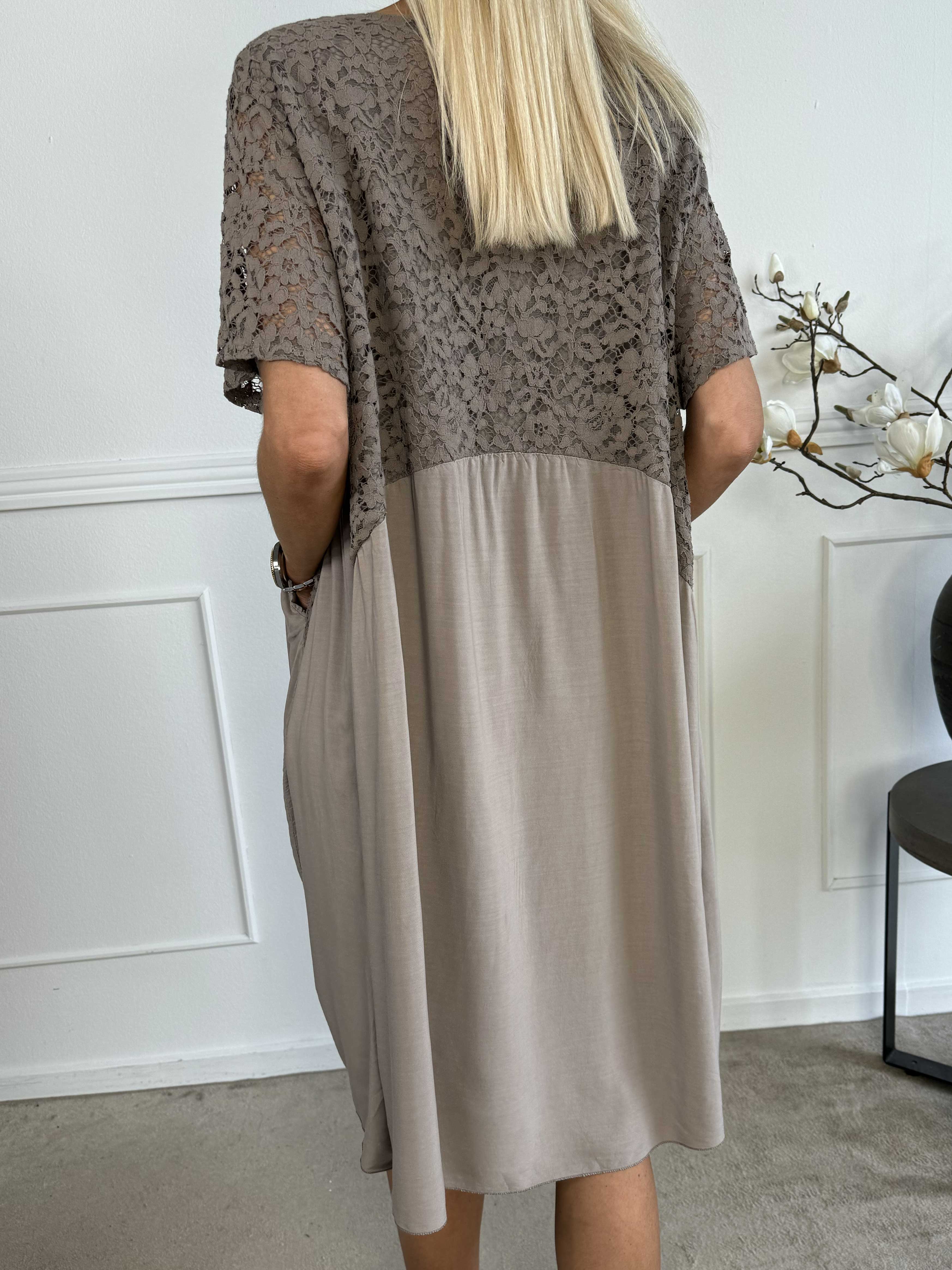 Sannie - Söt klänning med spets och fickor